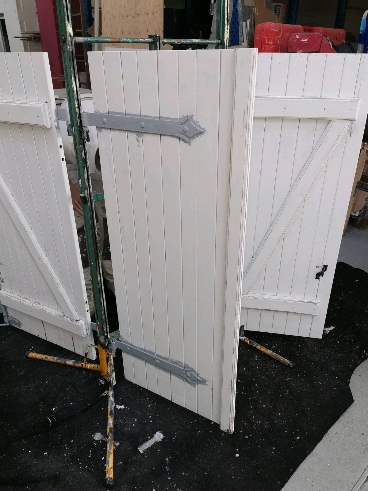 Mise en peinture de volets pour un chantier sur Mont Saint Aignan