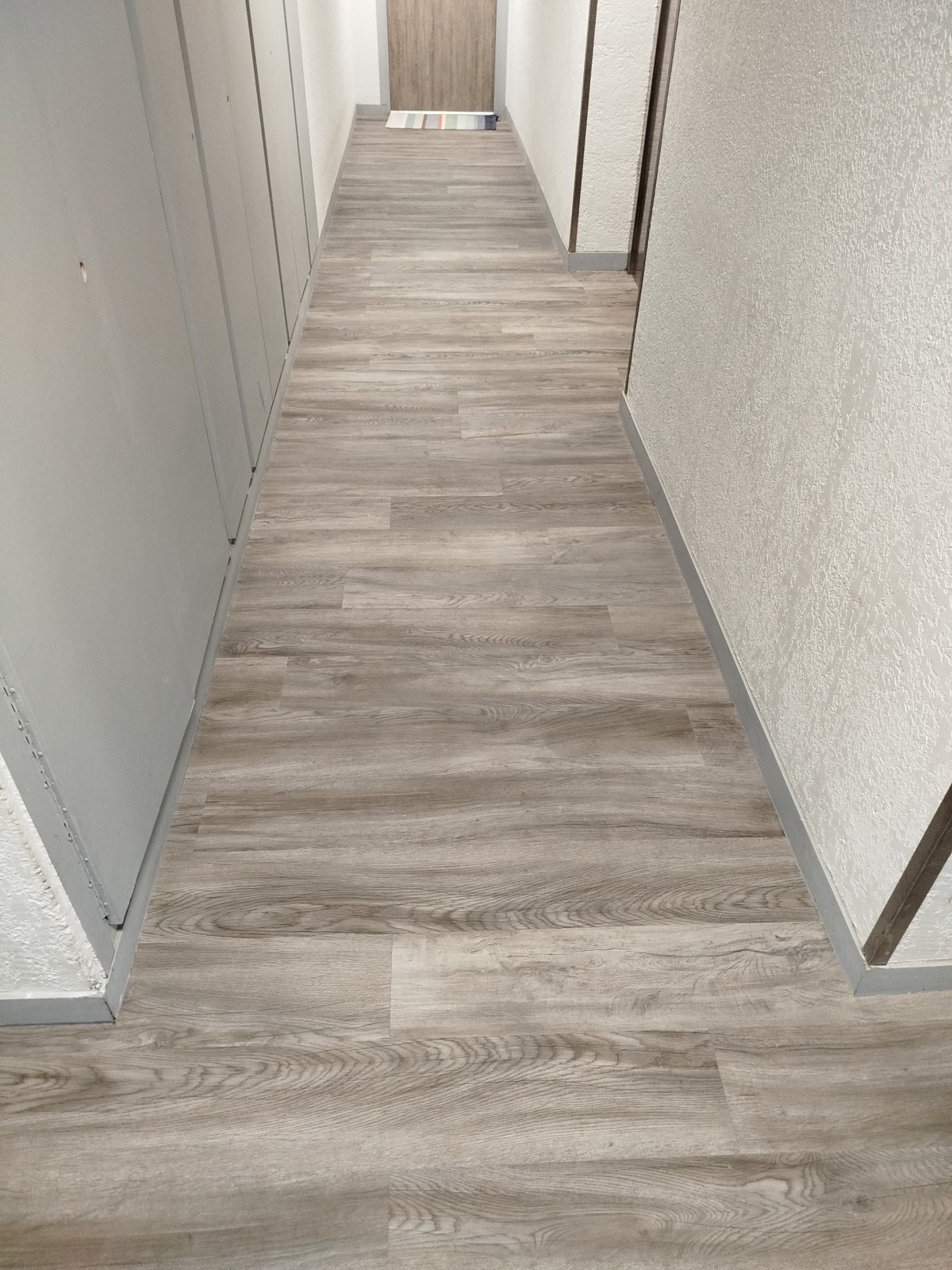 Travaux de revêtement de sol dans un couloir d'une résidence sur le secteur d'Isneauville 