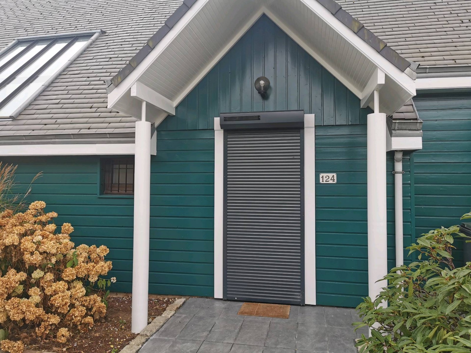 Travaux de peinture  extérieur sur une maison en bois sur la commune de Mont Saint Aignan près de Rouen