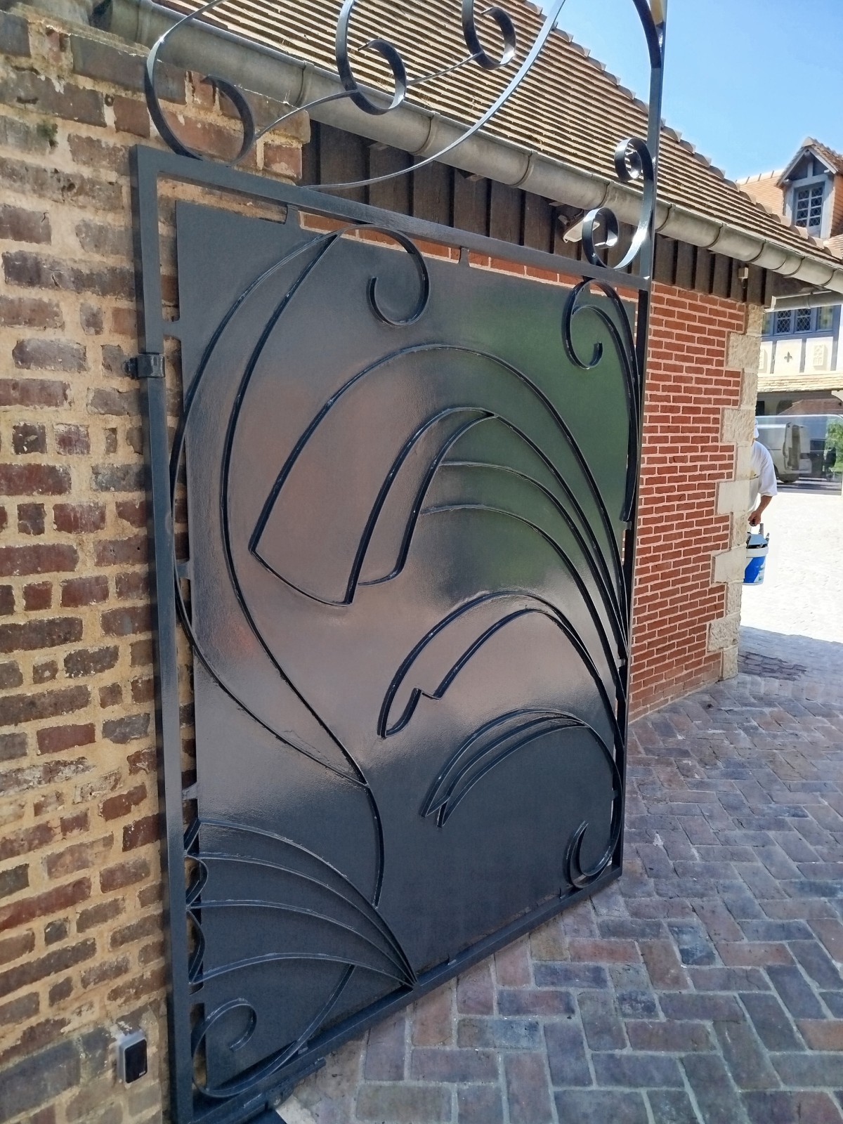 Mise en peinture d'un portail à Hénouville 