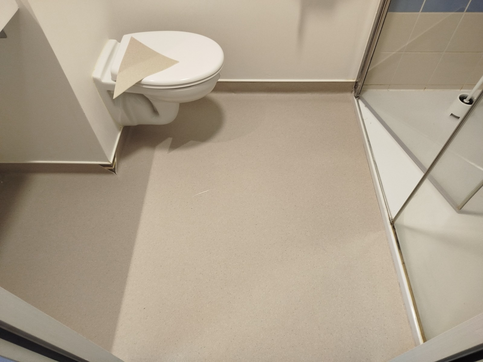 Rénovation de sol dans une salle de douche à Bihorel 