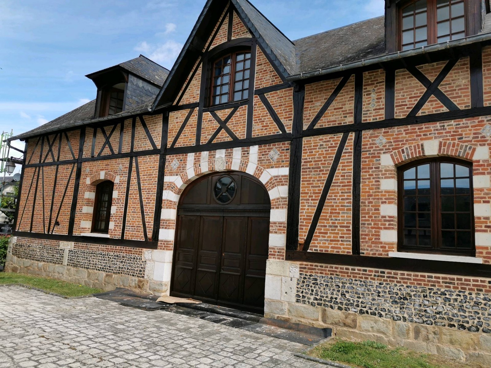 Démarrage d'un ravalement extérieur en colombage sur la commune de RY 76