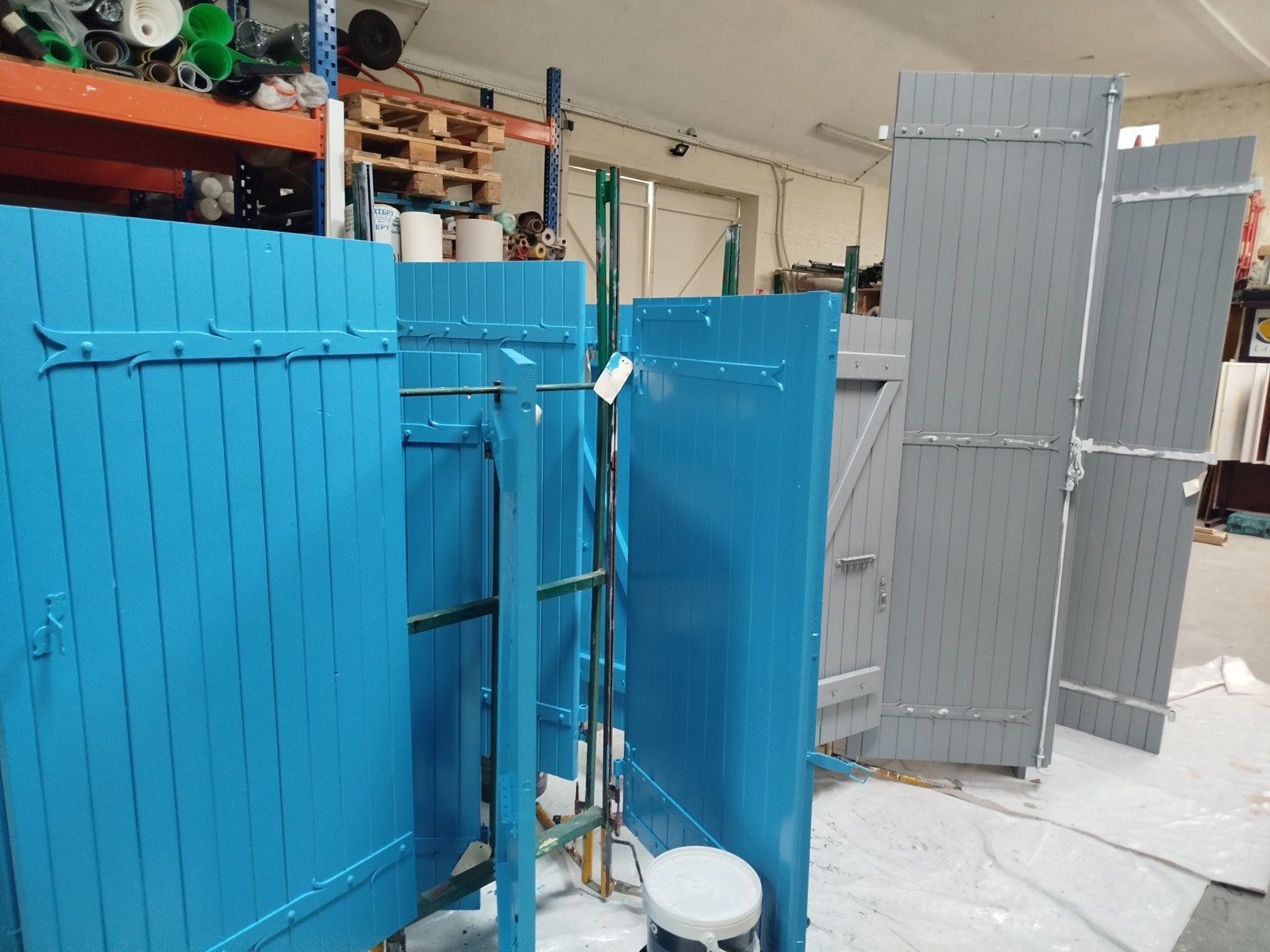 Travaux de peinture sur des volets dans le secteur de Malaunay