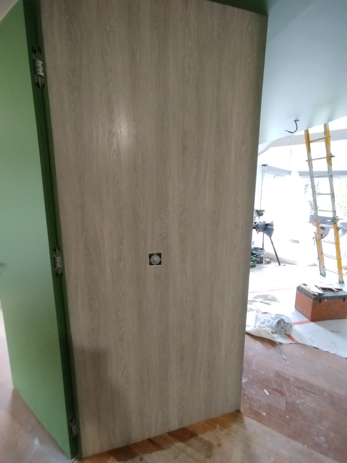 pose un revêtement mural imitation bois sur le secteur d'houppeville