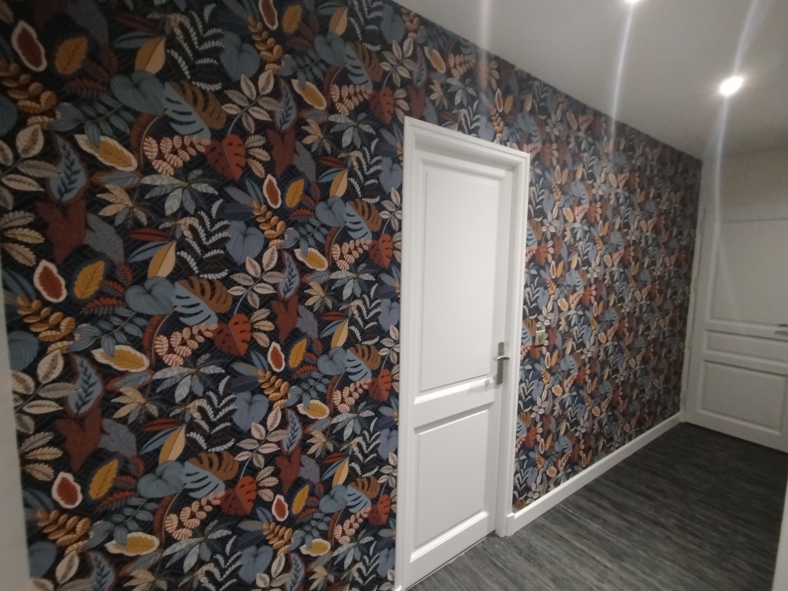 rénovation d'un couloir en peinture et papier peint à Bihorel