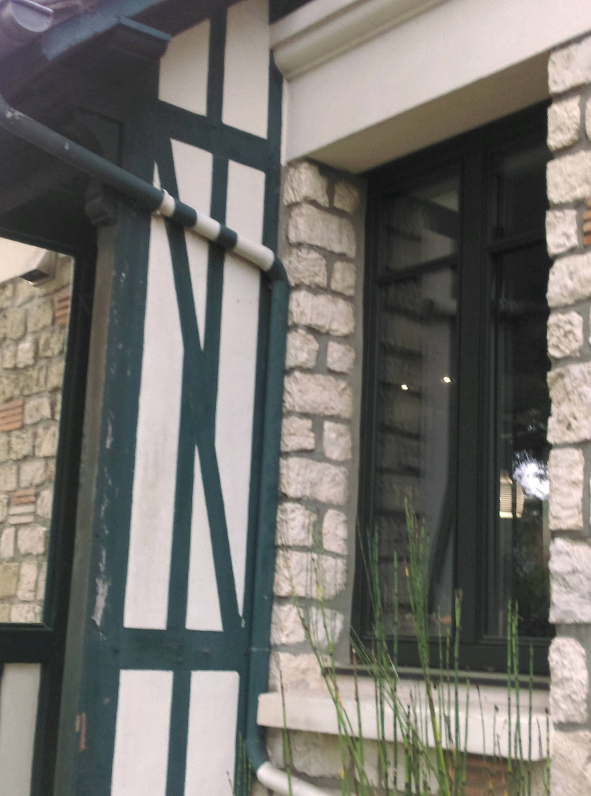 Ravalement de façade sur une maison avec colombages à Bois Guillaume