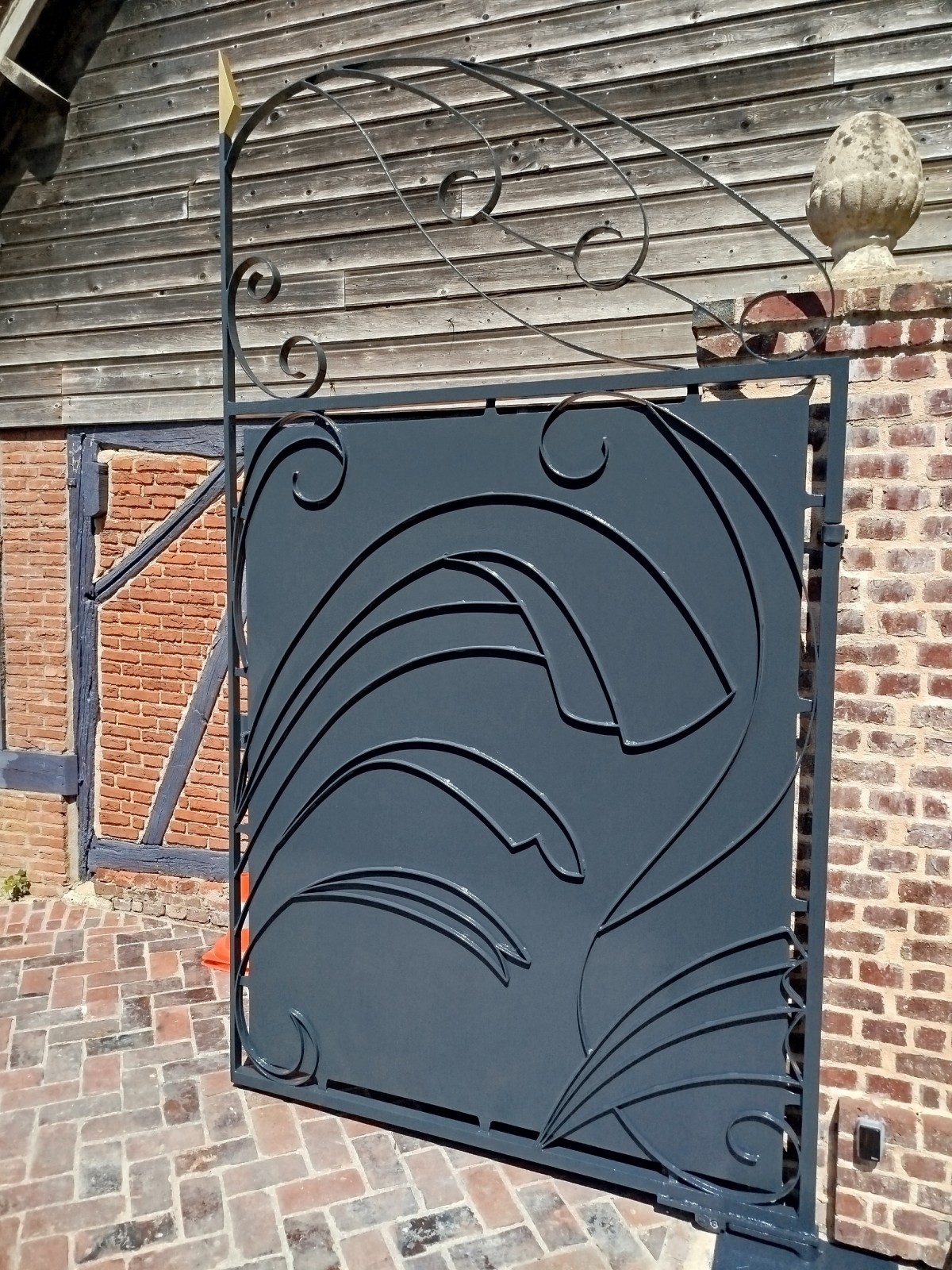 Mise en peinture d'un portail à Hénouville 