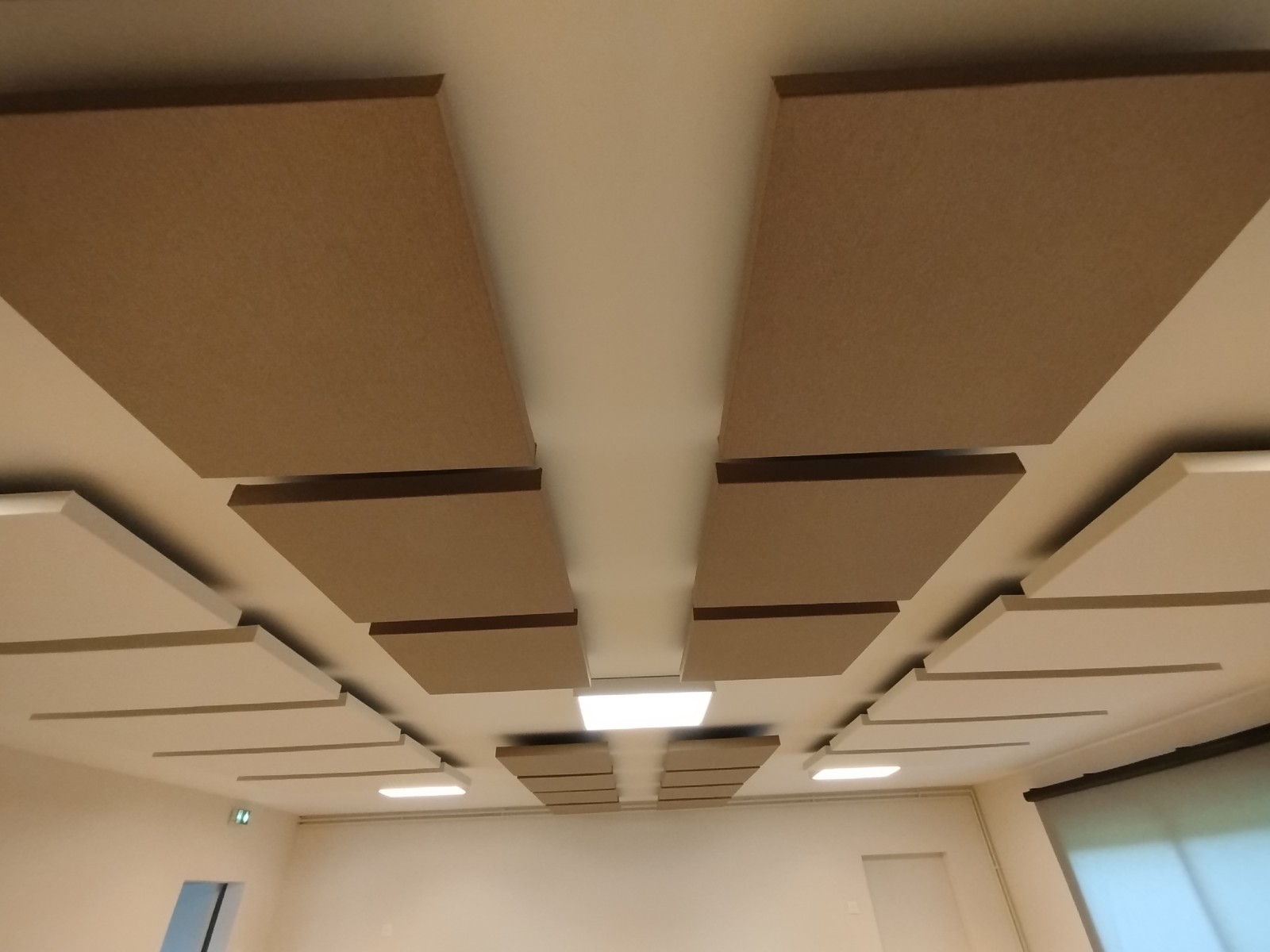 Pose de dalles acoustiques sur la commune de Fontaine sous Préau 