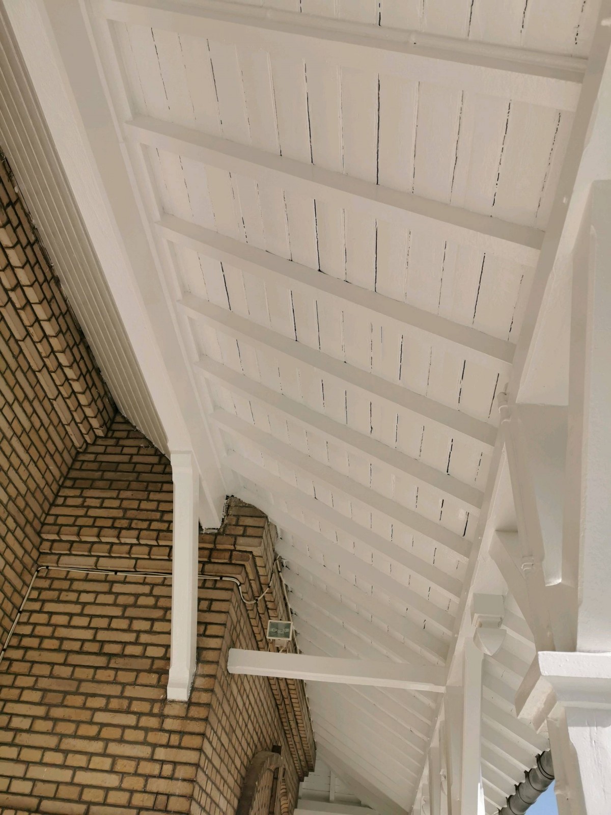 Travaux de peinture sur boiserie extérieure à Mont-Saint-Aignan