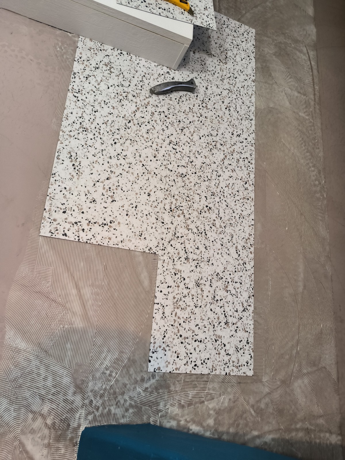 Remplacement d'un revêtement de sol dans une salle de bain sur la commune de Mont-Saint-Aignan