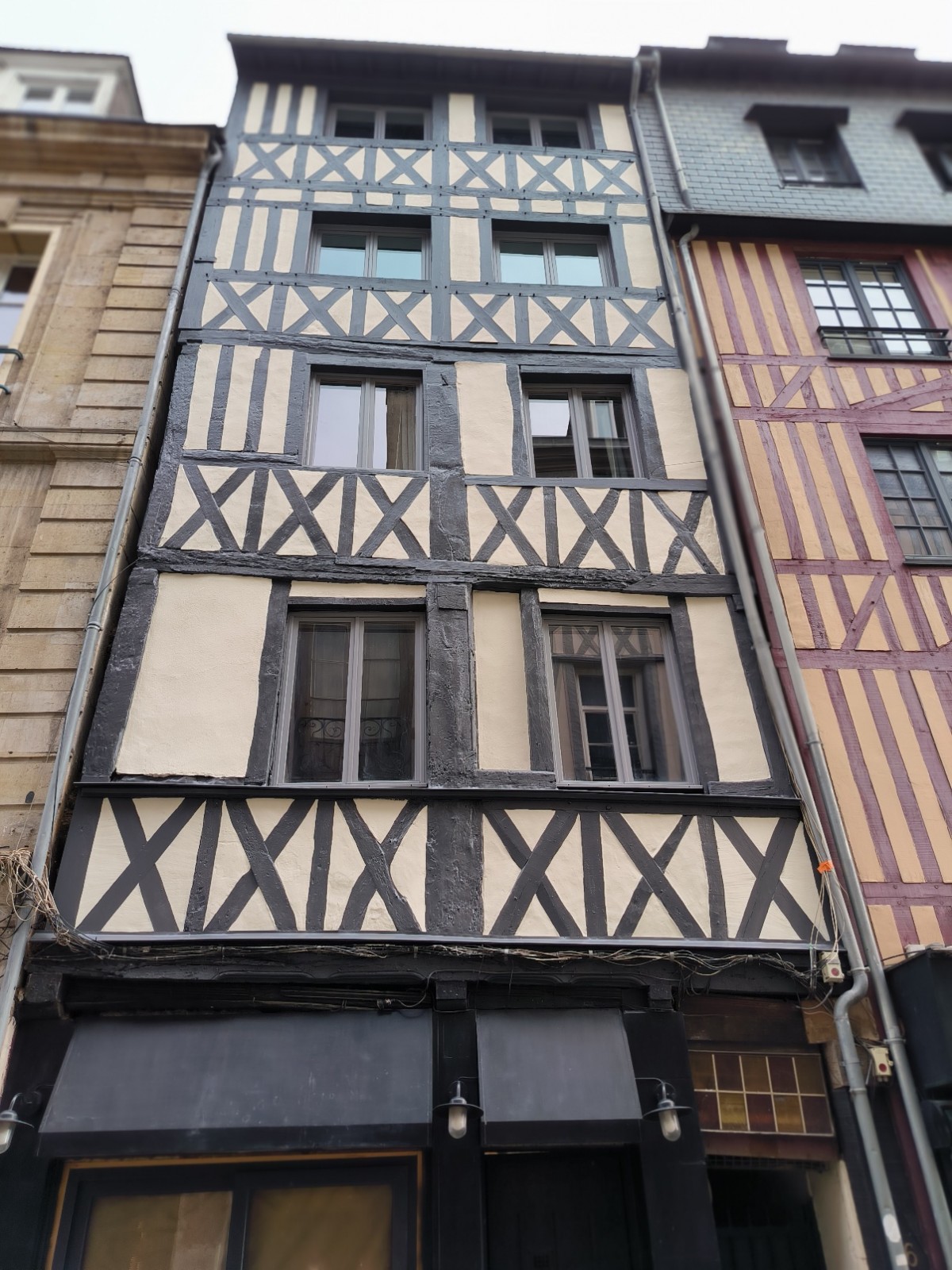 réfection d'une façade en colombage dans le centre ville historique de Rouen 76