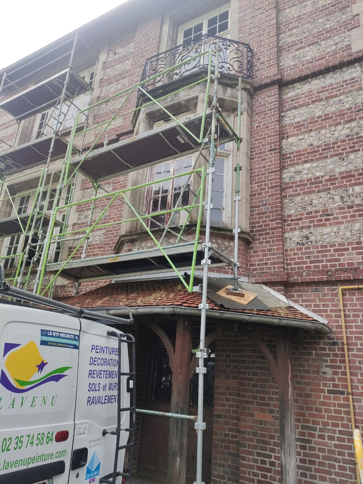 travaux de peinture extérieure sur boiserie sur la commune de Arques-la-Bataille