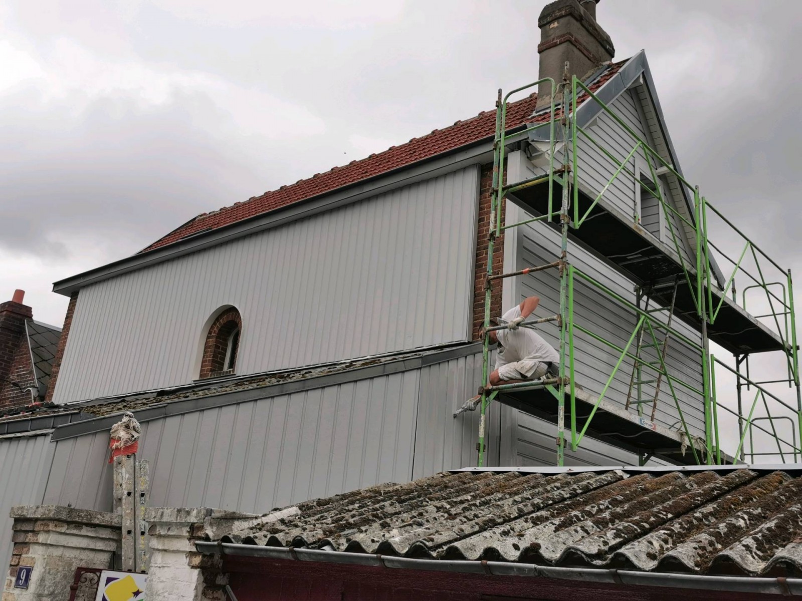 Peinture sur façade en clin  sur la commune de Mont Saint Aignan