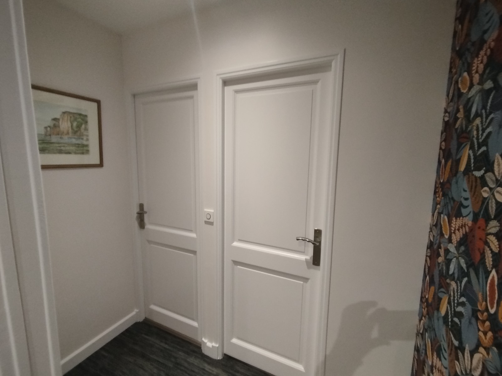 rénovation d'un couloir en peinture et papier peint à Bihorel