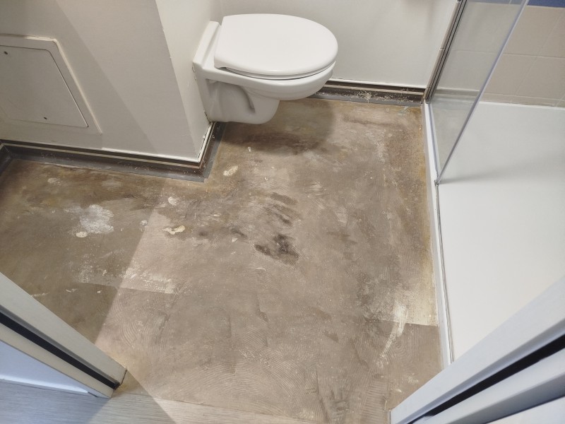 Rénovation de sol dans une salle de douche à Bihorel 
