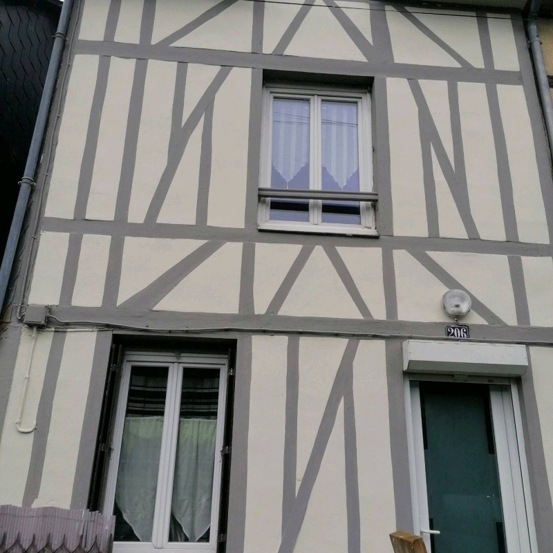 Ravalement de façade d'une petite maison de ville sur la commune de Barentin