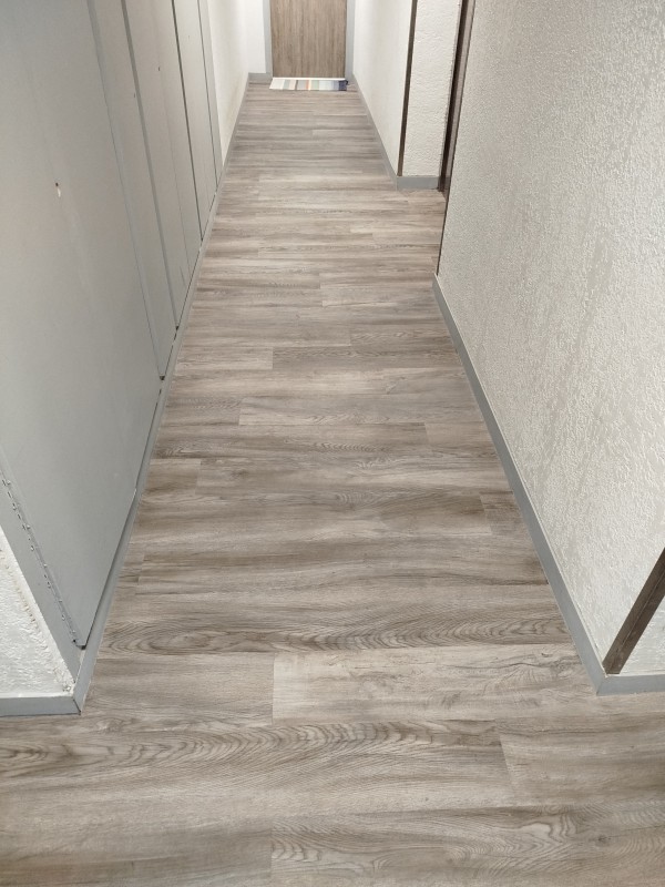 Travaux de revêtement de sol dans un couloir d'une résidence sur le secteur d'Isneauville 