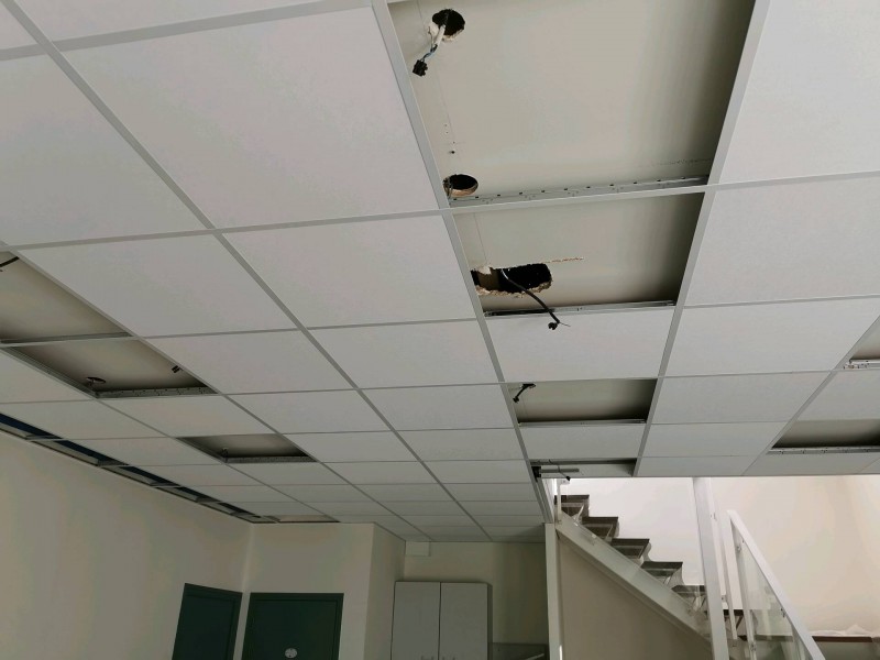 Remplacement d'un faux plafond en dalles suite à un sinistre dégât des eaux sur la commune de Quincampoix