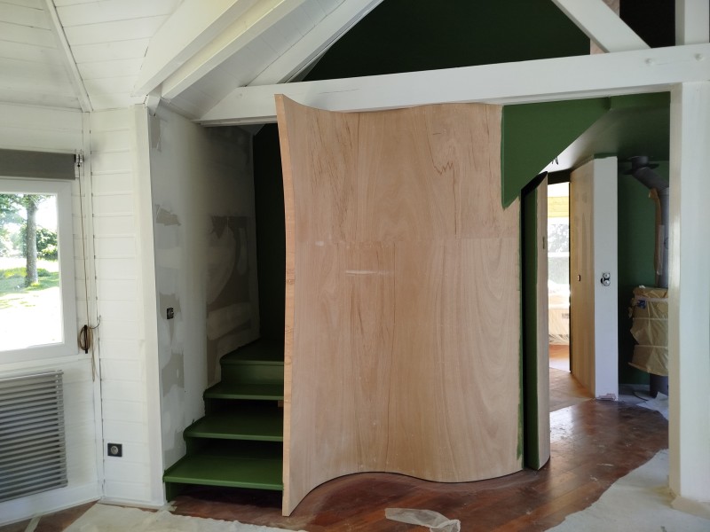 pose un revêtement mural imitation bois sur le secteur d'houppeville