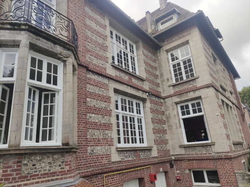 travaux de peinture extérieure sur boiserie sur la commune de Arques-la-Bataille