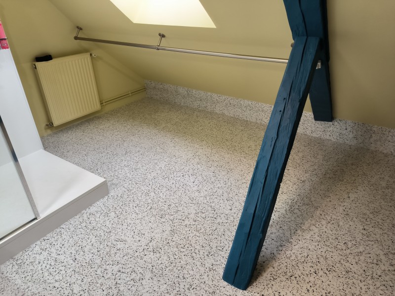 Remplacement d'un revêtement de sol dans une salle de bain sur la commune de Mont-Saint-Aignan