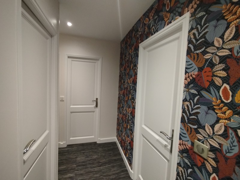 rénovation d'un couloir en peinture et papier peint à Bihorel