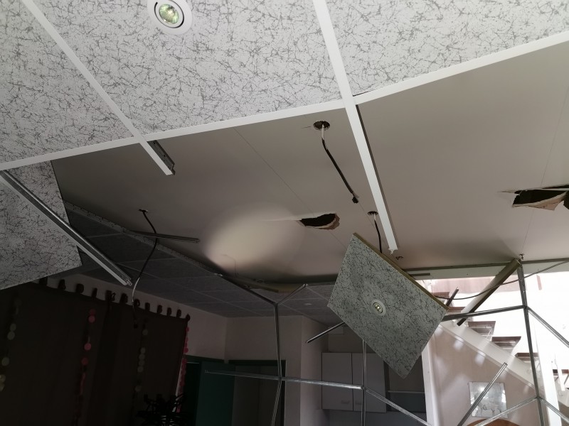 Remplacement d'un faux plafond dans des bureaux sur la commune de Quincampoix
