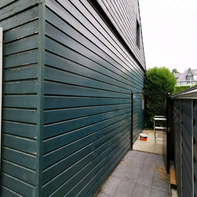Travaux de peinture  extérieur sur une maison en bois sur la commune de Mont Saint Aignan près de Rouen