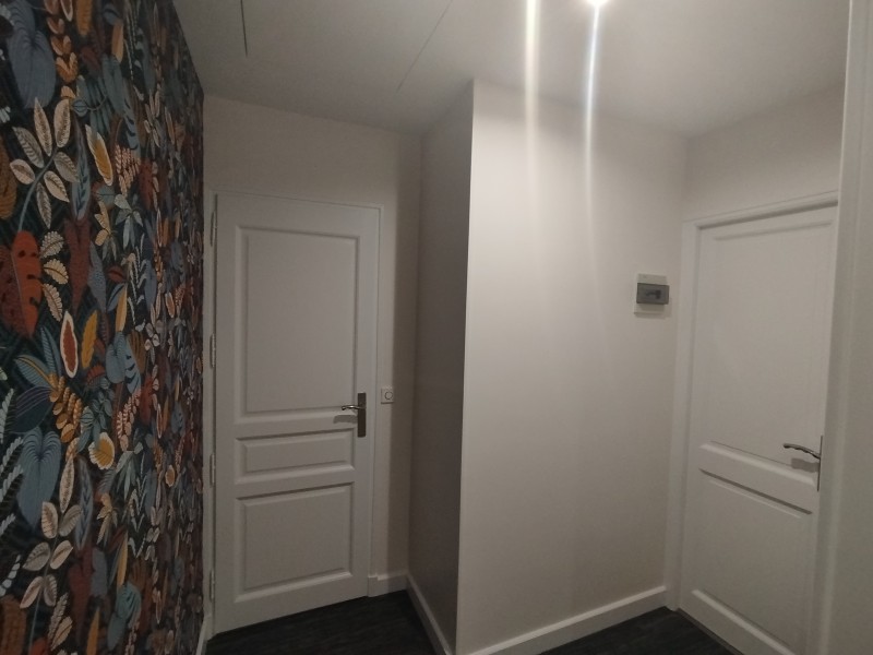 rénovation d'un couloir en peinture et papier peint à Bihorel