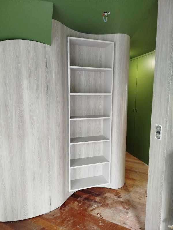 pose un revêtement mural imitation bois sur le secteur d'houppeville