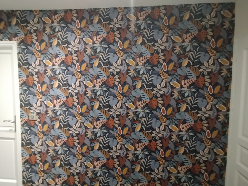 rénovation d'un couloir en peinture et papier peint à Bihorel