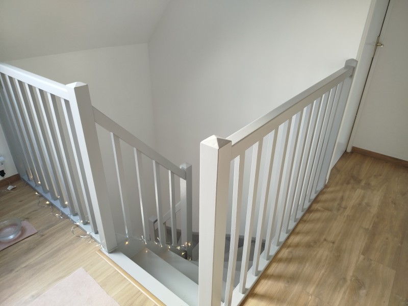 Mise en peinture d'un escalier avec rambarde et d'un meuble bibliothèque à Notre-Dame-de-Bondeville