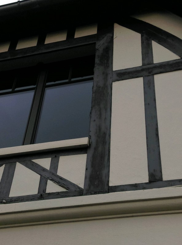 Ravalement de façade sur une maison avec colombages à Bois Guillaume