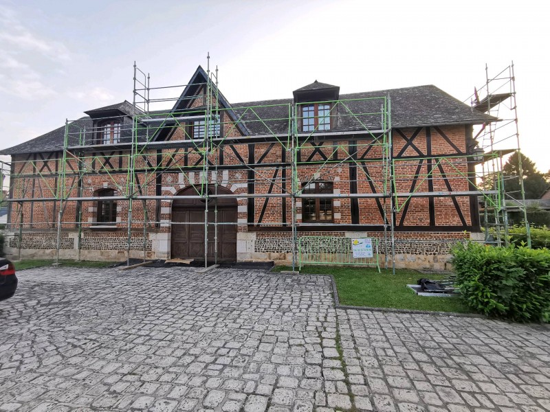 Démarrage d'un ravalement extérieur en colombage sur la commune de RY 76