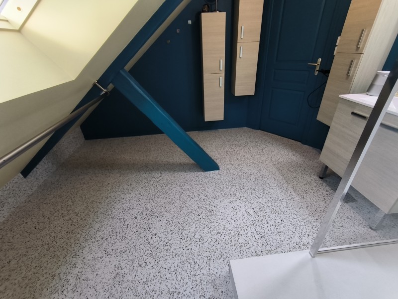 Remplacement d'un revêtement de sol dans une salle de bain sur la commune de Mont-Saint-Aignan