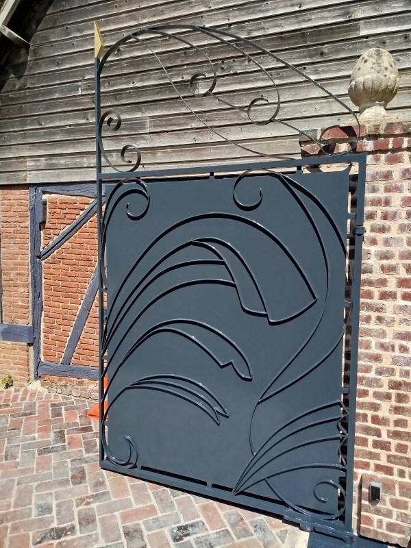 Mise en peinture d'un portail à Hénouville 