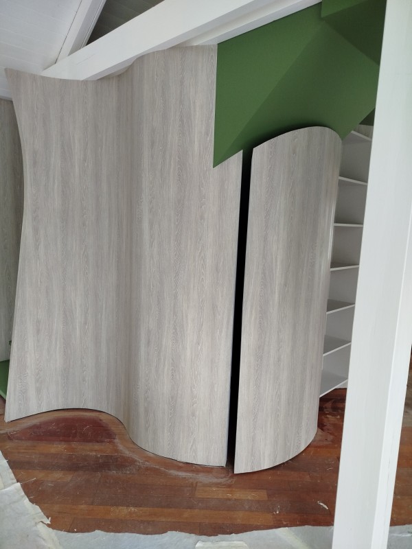 pose un revêtement mural imitation bois sur le secteur d'houppeville