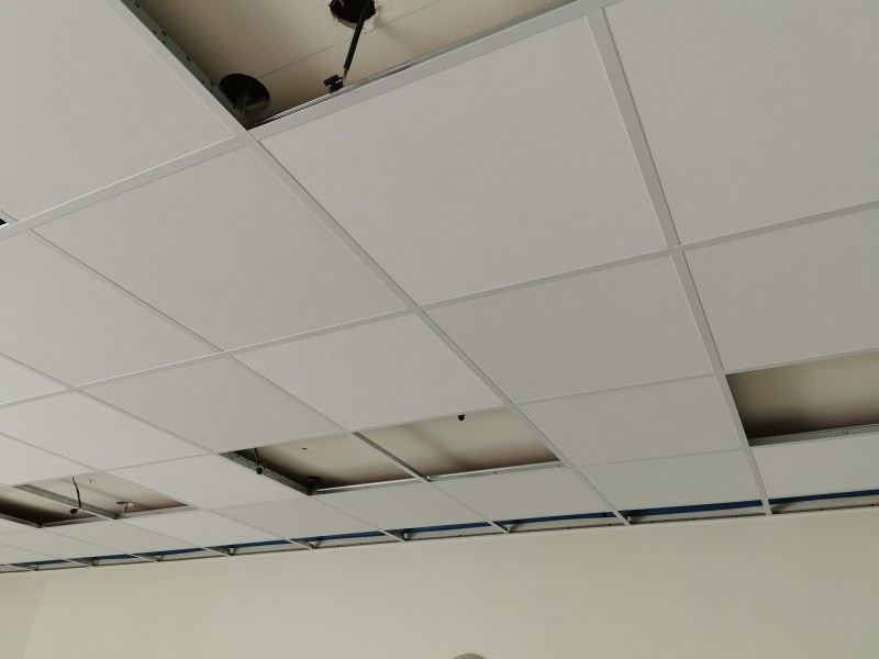 Remplacement d'un faux plafond dans des bureaux sur la commune de Quincampoix
