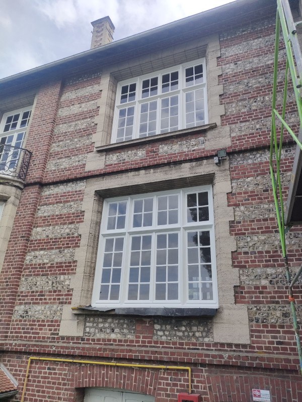 travaux de peinture extérieure sur boiserie sur la commune de Arques-la-Bataille