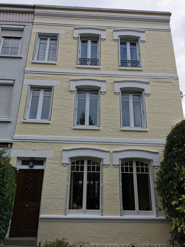 Ravalement de façade sur une ancienne maison en brique à Rouen.