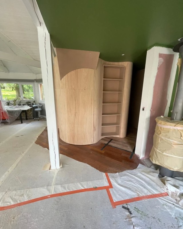 pose un revêtement mural imitation bois sur le secteur d'houppeville