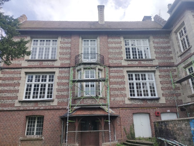 travaux de peinture extérieure sur boiserie sur la commune de Arques-la-Bataille