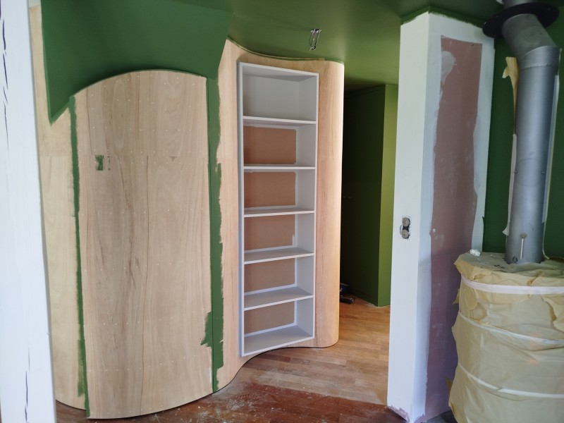 pose un revêtement mural imitation bois sur le secteur d'houppeville