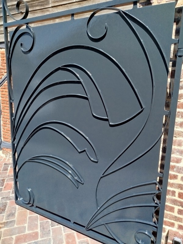 Mise en peinture d'un portail à Hénouville 