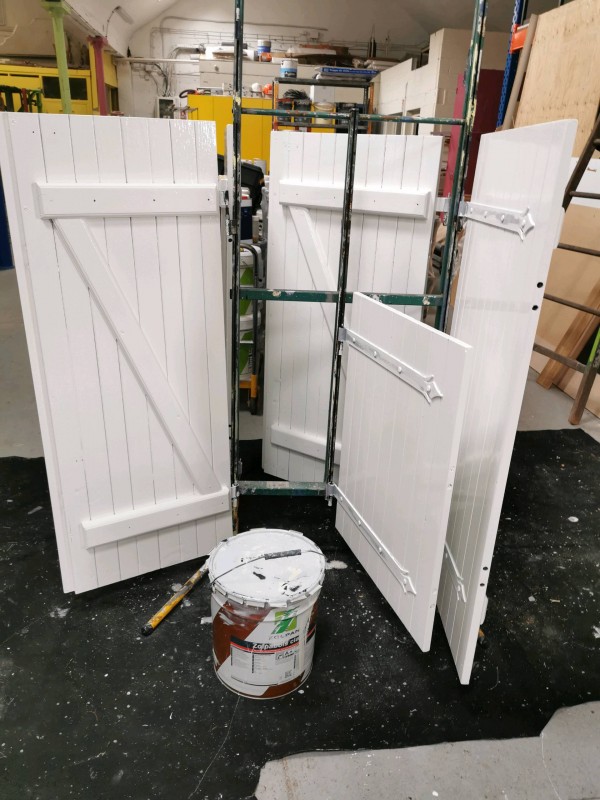 Mise en peinture de volets pour un chantier sur Mont Saint Aignan