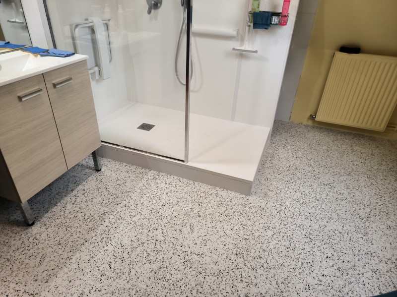 Remplacement d'un revêtement de sol dans une salle de bain sur la commune de Mont-Saint-Aignan