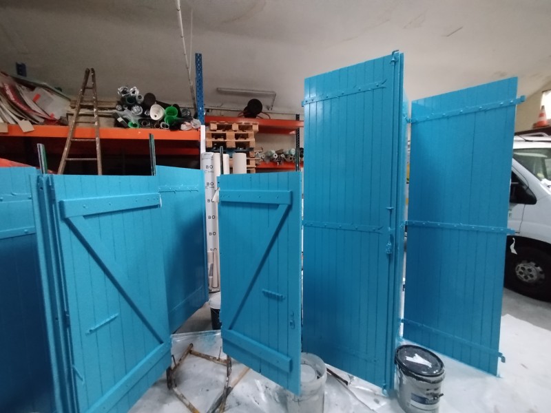Travaux de peinture sur des volets dans le secteur de Malaunay
