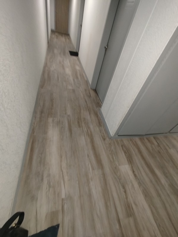 Travaux de revêtement de sol dans un couloir d'une résidence sur le secteur d'Isneauville 