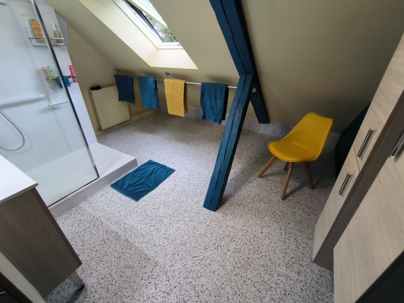 Remplacement d'un revêtement de sol dans une salle de bain sur la commune de Mont-Saint-Aignan
